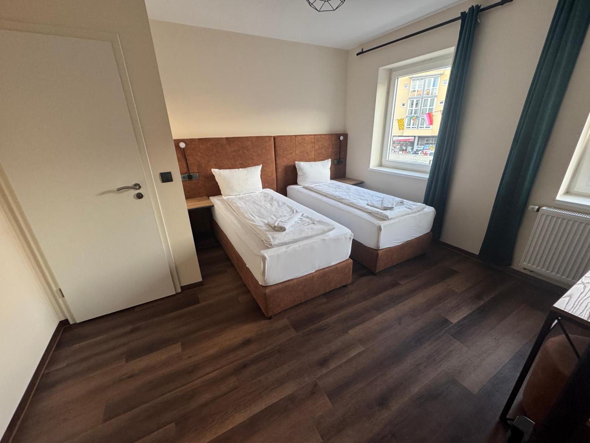 Hotel Capitol Zentrum - 24H - Friedrichshafen Bagian luar foto