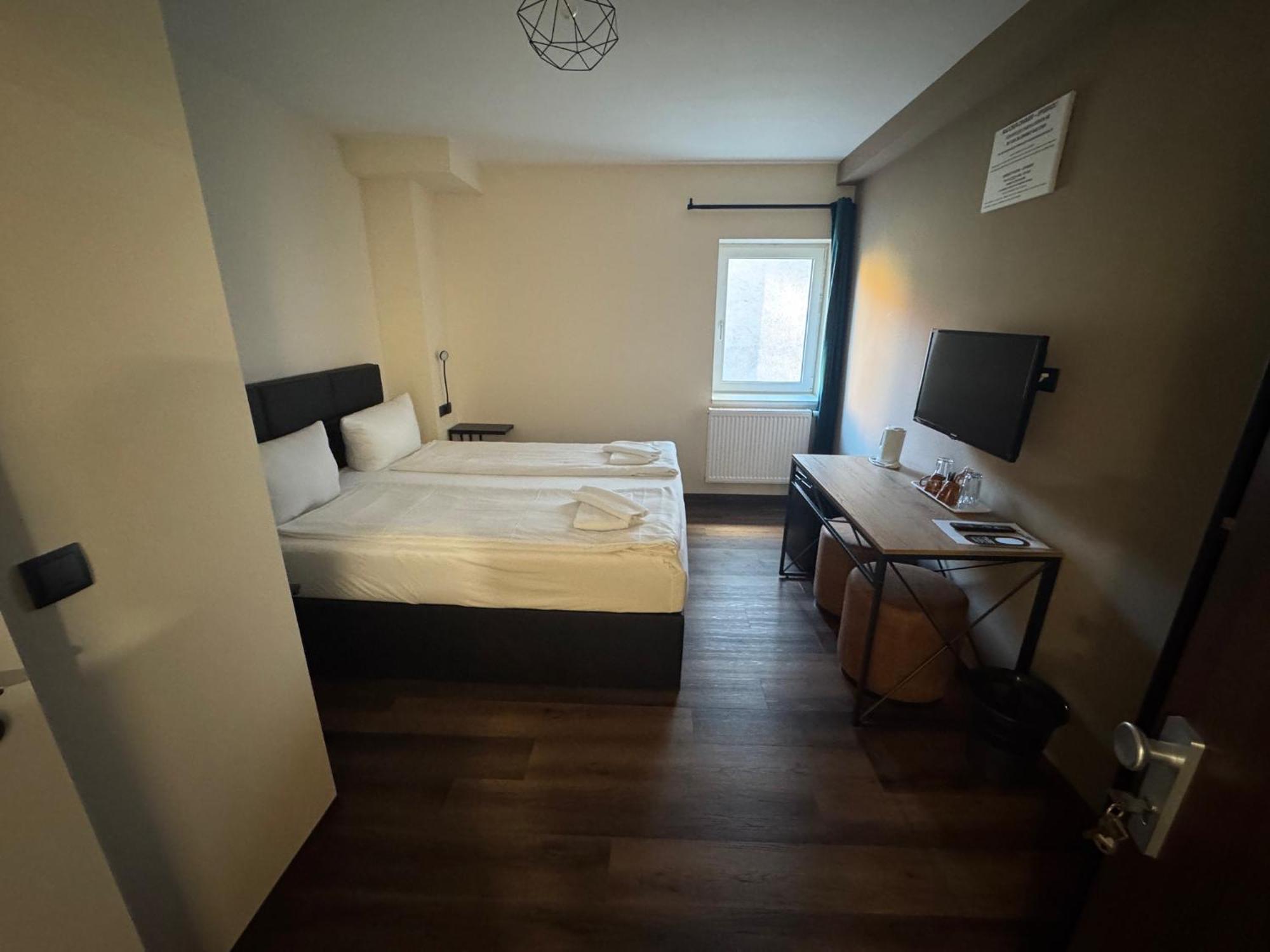 Hotel Capitol Zentrum - 24H - Friedrichshafen Bagian luar foto