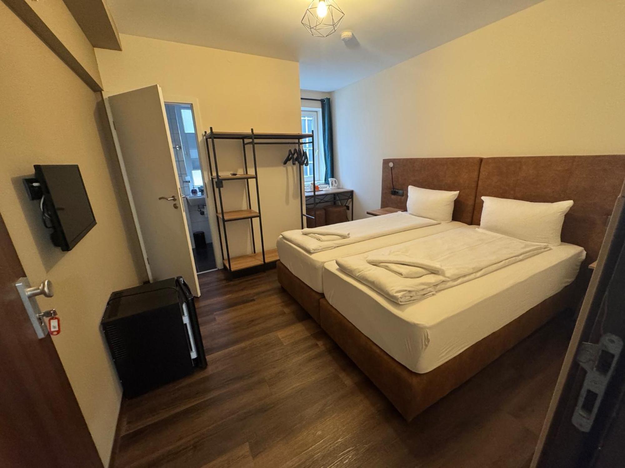 Hotel Capitol Zentrum - 24H - Friedrichshafen Bagian luar foto